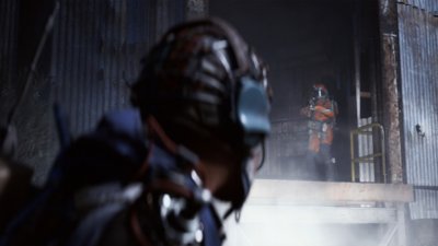 Snímek obrazovky ze hry ARC Raiders, na kterém nájezdník sleduje jiného nájezdníka ve zchátralé budově.