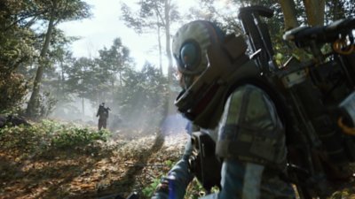Snímek obrazovky ze hry ARC Raiders zobrazující nájezdníka v prostředí připomínajícím les.