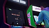 Arcade Paradise – Captură de ecran: două cabinete de jocuri retro