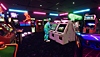 Skjermbilde fra Arcade Paradise av en spillehall fra nittitallet med blå og rosa neonlys.