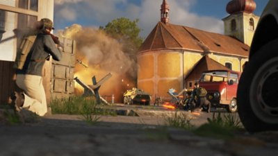 《Arma Reforger》螢幕截圖，呈現左側的一名士兵向黃色教堂發射火箭推進榴彈