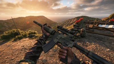 《Arma Reforger》螢幕截圖，呈現以第一人稱視角檢查武器的玩家角色
