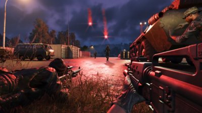 《Arma Reforger》螢幕截圖，呈現玩家角色與其他士兵臥倒，前方發生突襲