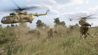 《Arma Reforger》螢幕截圖，呈現士兵在草叢中奔跑，避開將他們拋在地上的直升機 
