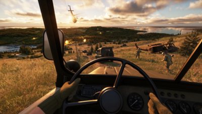 《Arma Reforger》螢幕截圖，呈現一名玩家角色駕駛著軍用車輛，開向其他載具
