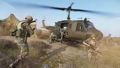 《Arma Reforger》螢幕截圖，呈現士兵圍繞著直升機，一名進入直升機內，三名站在直升機周圍，一名接近直升機