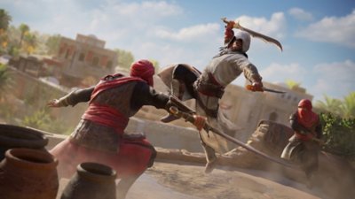 Assassin's Creed Mirage – kuvakaappaus pelin sankarista, Basimista, loikkaamassa ilmaan lyödäkseen käyrän miekkansa kuolettavalla iskulla edessään olevaa vihollista sekä takana odottavaa vihollista