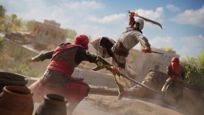 Assassin's Creed Mirage – skärmbild på huvudpersonen Basim som hoppar upp i luften för att dela ut ett dödligt hugg med en kroksabel, en fiende framför och en fiende bakom som väntar