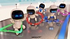 Grafika z gry Astro's Playroom przedstawiająca Astro pozującego obok kontrolera bezprzewodowego DualSense