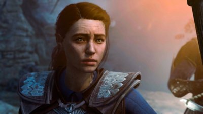 Baldur's Gate 3 스크린샷, 얼음으로 덮인 곳에서 걱정하는 눈빛의 여성