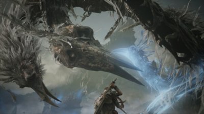 لقطة شاشة من لعبة Ballad of Antara تُظهر مبعوثًا يواجه وحشًا طائرًا ضخمًا يشبه الهيكل العظمي