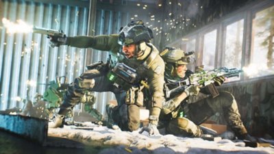 Battlefield 2042 – Screenshot mit zwei Soldaten, die Rücken and Rücken stehen und auf Feinde schießen