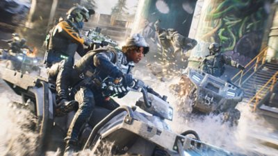 Battlefield 2042 - Capture d'écran montrant deux Spécialistes sur un quad, avec celui à l'arrière en train de tirer sur un Spécialiste sur un autre quad