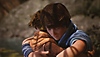 《兄弟：雙子傳說重製版》的螢幕截圖，此為兩兄弟擁抱的畫面