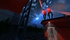 Captura de pantalla de Budget Cuts Ultimate con dos robots en el techo de un edificio que iluminan al jugador con luces rojas