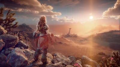 Arte principal de Horizon Forbidden West que muestra a Aloy parada en una ladera.