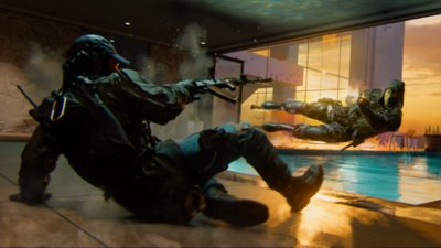 لقطة شاشة للعبةCall of Duty Black Ops 6 تُظهر لاعبين ينزلقان ويقفزان في أثناء إطلاق النار على بعضهما بعضًا فوق حمام سباحة