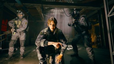 لقطة شاشة من لعبة Call of Duty Black Ops 6 تُظهر Jane Harrow جاثمة بينما يحيط بها جنديان مقنعان.