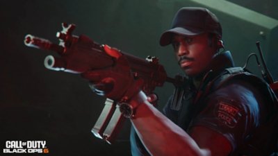 لقطة شاشة من لعبة Call of Duty Black Ops 6 لشخصية Troy Marshall يحمل بندقية هجومية