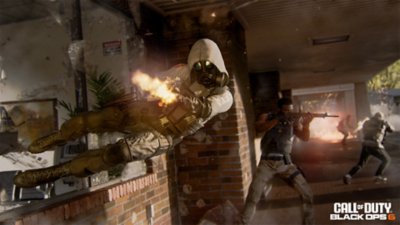 لقطة شاشة من اللعب الجماعي من Call of Duty تُظهر عميلًا يقفز من نافذة ويطلق النار بينما تنخرط ثلاث شخصيات في الخلفية في معركة بالأسلحة النارية