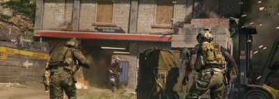 Call of Duty 戦闘中の3人のオペレーターが写されたマルチプレイヤーのスクリーンショット。