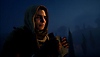 Captura de pantalla de Call of Duty: Modern Warfare III mostrando a Farah Karim con unos prismáticos