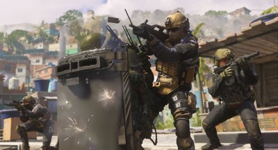 Call of Duty: Modern Warfare III – Screenshot, der eine Gruppe Operators zeigt, die sich hinter einem Einsatzschild versteckt