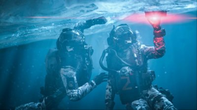《決勝時刻：現代戰爭III》螢幕截圖顯示2名特戰兵戴著水肺裝備，在冰原下方安裝炸藥