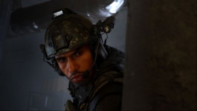 Screenshot von Call of Duty: Modern Warfare III, auf dem Kyle "Gaz" Garrick zu sehen ist, wie er um eine Ecke späht.