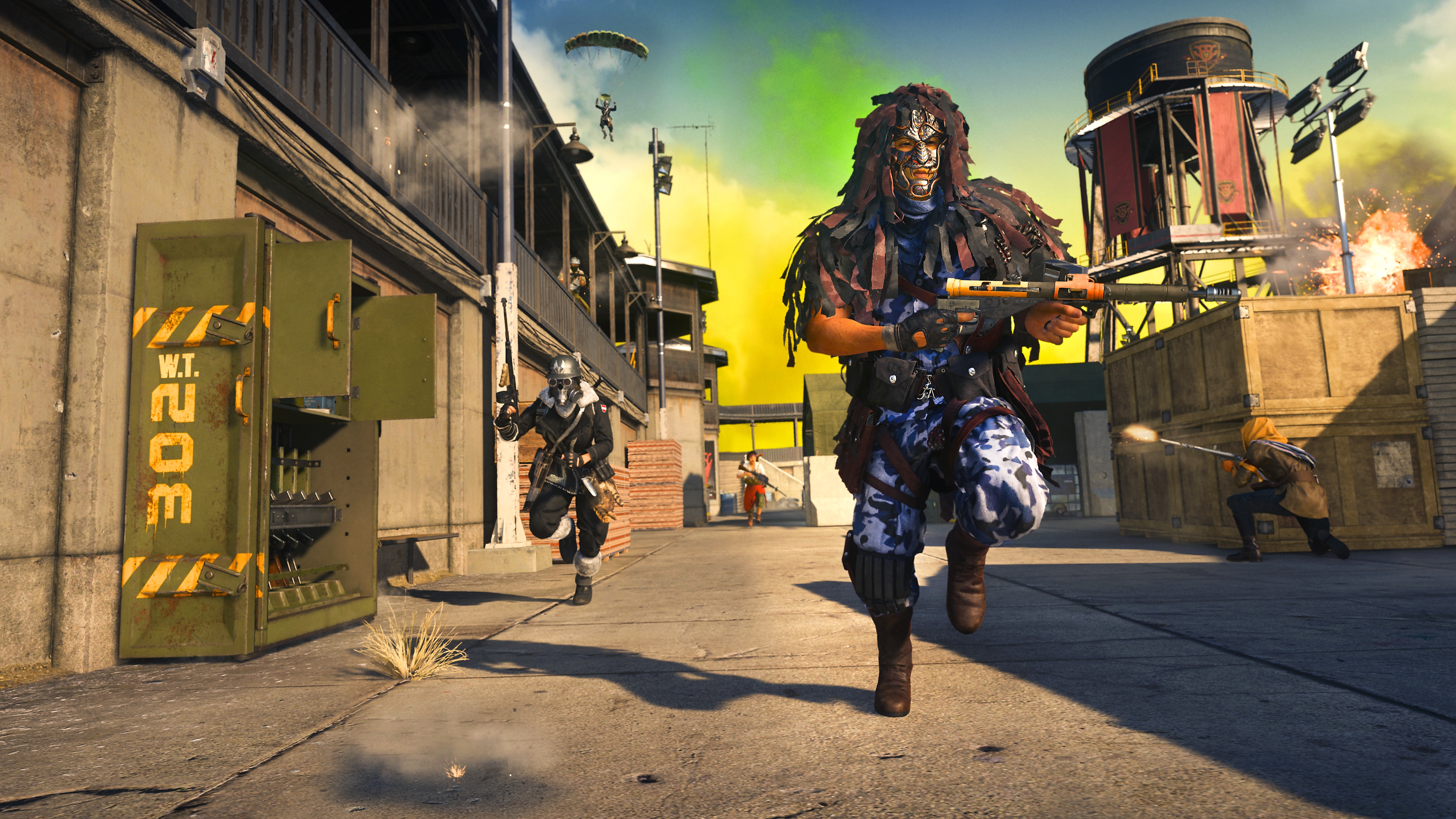 노란색 가스 구름으로부터 달아나는 플레이어 두 명을 보여주는 Call of Duty Warzone 스크린샷