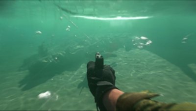 Call of Duty: Warzone – snímka obrazovky zobrazujúca hráča, ktorý pláva s vytasenou pištoľou
