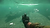 《決勝時刻：現代戰域》螢幕截圖，展示一個在游泳時拔出手槍的玩家