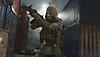 Call of Duty: Modern Warfare 2 2022 – skærmbillede med en figur, der bevæger sig igennem stablede containere