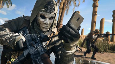 Screenshot von Call of Duty: Warzone, der einen Charakter zeigt, der auf ein Handy schaut