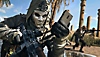 Screenshot von Call of Duty: Warzone, der einen Charakter zeigt, der auf ein Handy schaut
