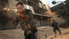 İki operatörü silahlarla nişan alırken gösteren Call of Duty: Warzone ekran görüntüsü