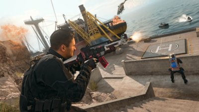 Call of Duty: Warzone – Screenshot, der zwei Operators zeigt, die auf Gegner schießen, die sich mit Dinghies und Jetskis nähern