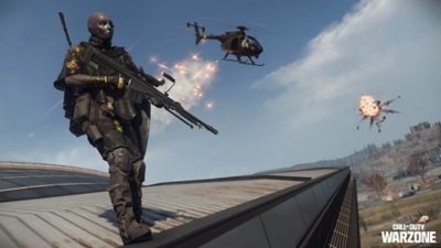 Bir Operatörün çatıda 3. Sezon BlackCell görünümüyle gösteren Call of Duty: Warzone ekran görüntüsü