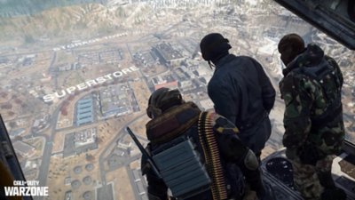 Verdansk'a bakan Operatörleri gösteren Call of Duty Warzone ekran görüntüsü
