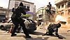 Captura de pantalla de Call of Duty: Modern Warfare II que muestra a cinco operadores en un tiroteo explosivo; uno de ellos salta en el aire y dispara.