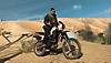 Captura de tela de Call of Duty: Warzone mostrando um operador sentado numa moto no deserto de Al Mazrah