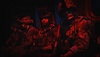 Captura de pantalla de Modern Warfare 2 2022 que muestra a tres personajes de pie con luz roja