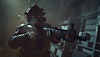 Call of Duty: Modern Warfare 2 2022 ภาพหน้าจอแสดงให้เห็นตัวละครเล็งอาวุธขณะสวมแว่นมองกลางคืน