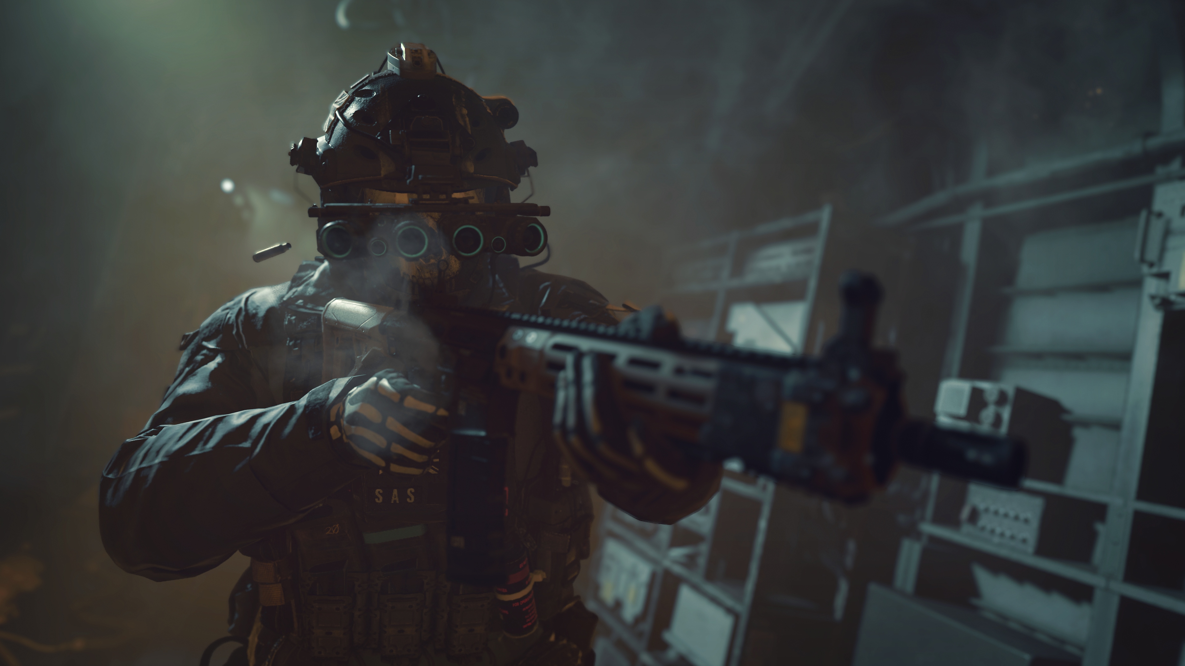 Call of Duty: Modern Warfare 2 2022 – kuvakaappaus jossa yönäkölasein varusteltu hahmo tähtää aseella