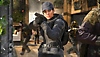 Captura de pantalla de la temporada 2 de Call of Duty que muestra a la nueva operadora Kate Laswell.