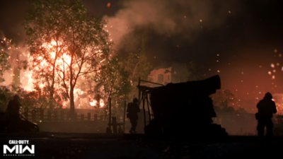 Captura de pantalla de Call of Duty: Modern Warfare 2 2022 que muestra un incendio a lo lejos detrás de un árbol
