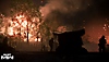 《決勝時刻：現代戰爭II 2022》螢幕截圖，顯示遠處在一棵樹後面的火焰