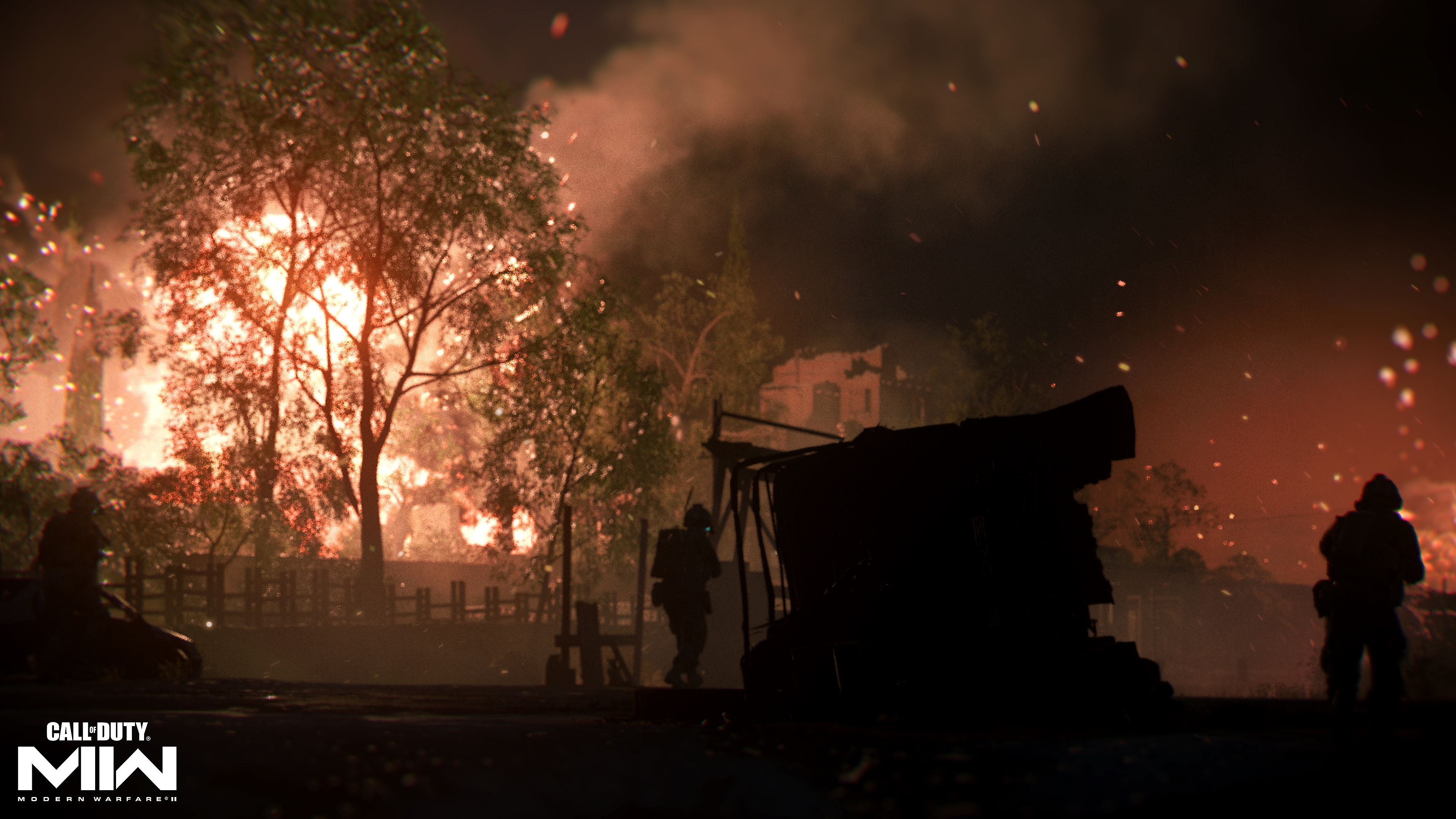 Call of Duty: Modern Warfare 2 2022 – Screenshot mit einem Feuer in der Ferne hinter einem Baum