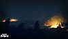 Call of Duty: Modern Warfare II (2022) - captura de tela mostrando um incêndio distante em uma paisagem escura