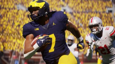 EA Sports College Football 25-Screenshot, der einen Spieler zeigt, der mit dem Ball vor einem Gegner wegrennt